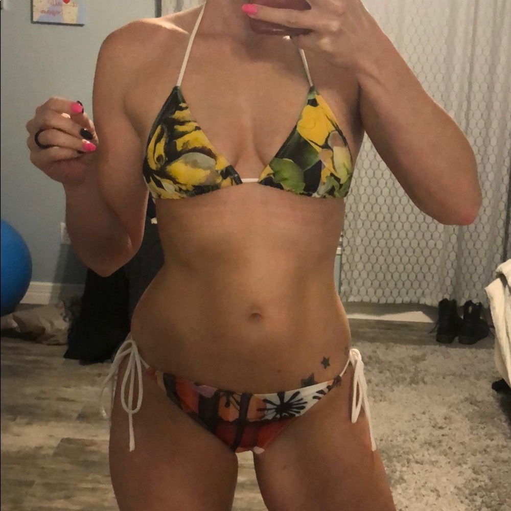 Bikini - Picture 2 of 3